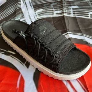 Woman’s Nike Asuna Sandal Slide